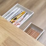 oSPOZelfklevende-Verborgen-Opbergdoos-Onder-De-Tafel-Make-Organizer-Onder-Bureau-Opslag-Lade-Organizer-Box-Briefpapier-Opslag(1)(1)